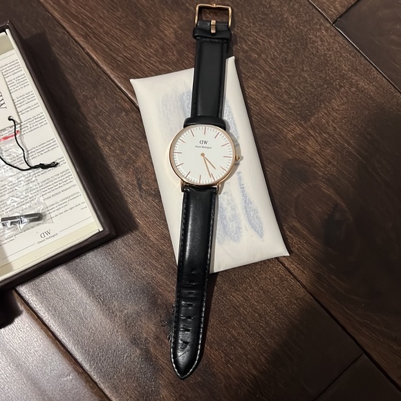 Daniel wellington black leather strap with gold face - Picture 2 of 9